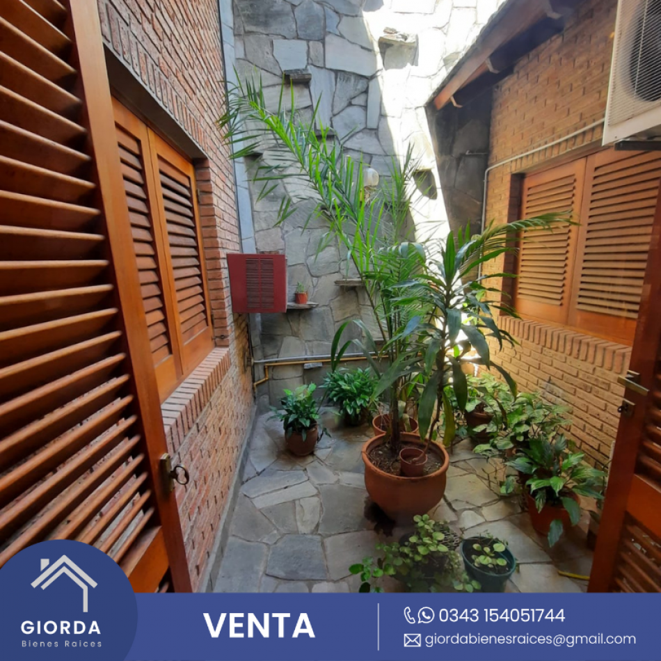 VENDE: Espectacular casa dos plantas, gran terreno zona parque Urquiza