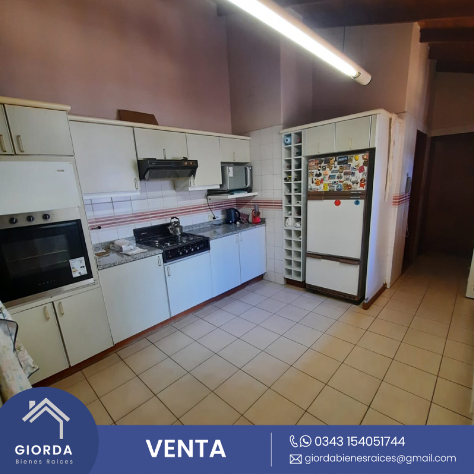 VENDE: Espectacular casa dos plantas, gran terreno zona parque Urquiza