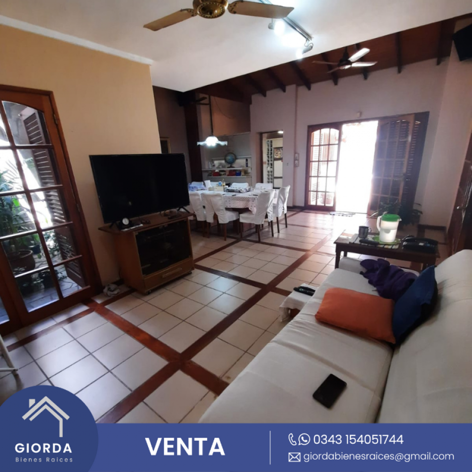 VENDE: Espectacular casa dos plantas, gran terreno zona parque Urquiza