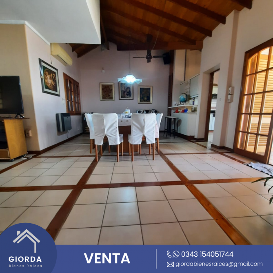 VENDE: Espectacular casa dos plantas, gran terreno zona parque Urquiza