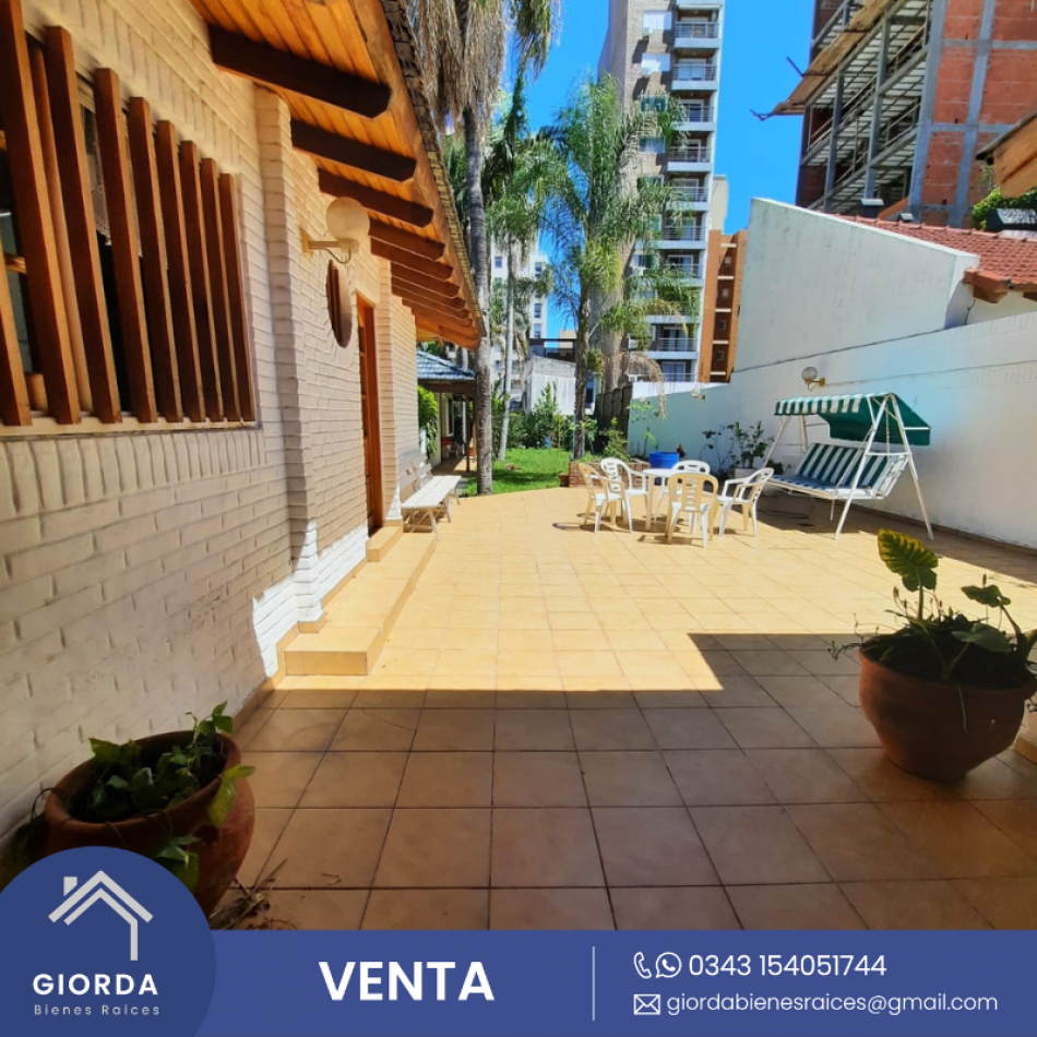 VENDE: Espectacular casa dos plantas, gran terreno zona parque Urquiza
