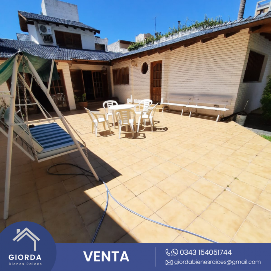 VENDE: Espectacular casa dos plantas, gran terreno zona parque Urquiza