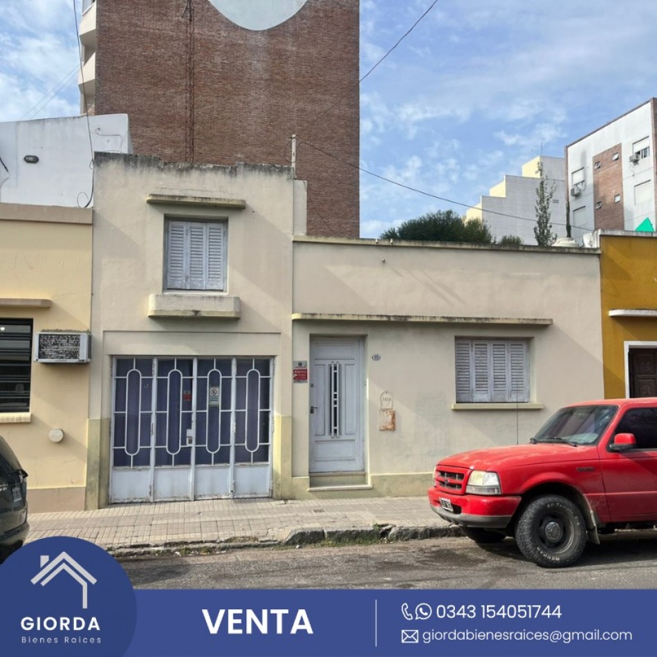 VENDE: Casa centrica, calle Courreges entre España y Peru